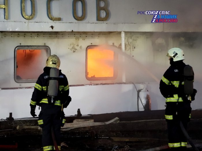 В Исакогорском округе горел теплоход «М.В. Ломоносов»